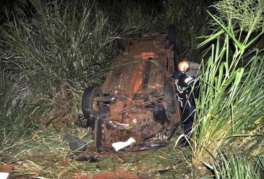 Veículo praticamente desapareceu dentro de matagal às margens da rodovia – Fotos: Márcio Rogério/Nova News