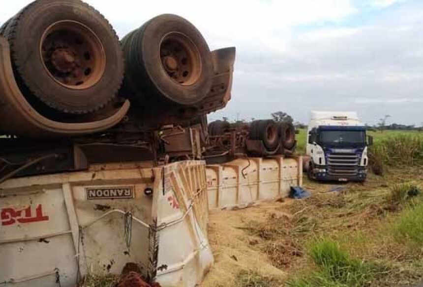 Carga ficou espalhada às margens de rodovia no município de Anaurilândia – Fotos: Nova News