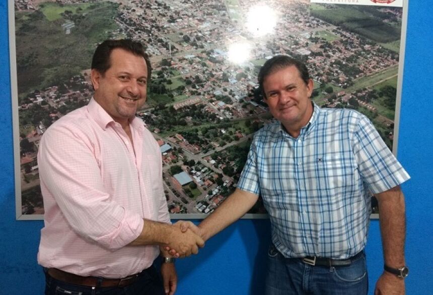 Foto: Mariana Anjos / Assessoria - Eduardo Rocha recebe apoio do prefeito, Paulo Tucura, de Ribas do Rio Pardo