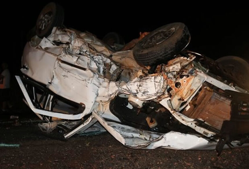 Carro Fiat Uno ficou praticamente destruído - Foto: Ivinoticias