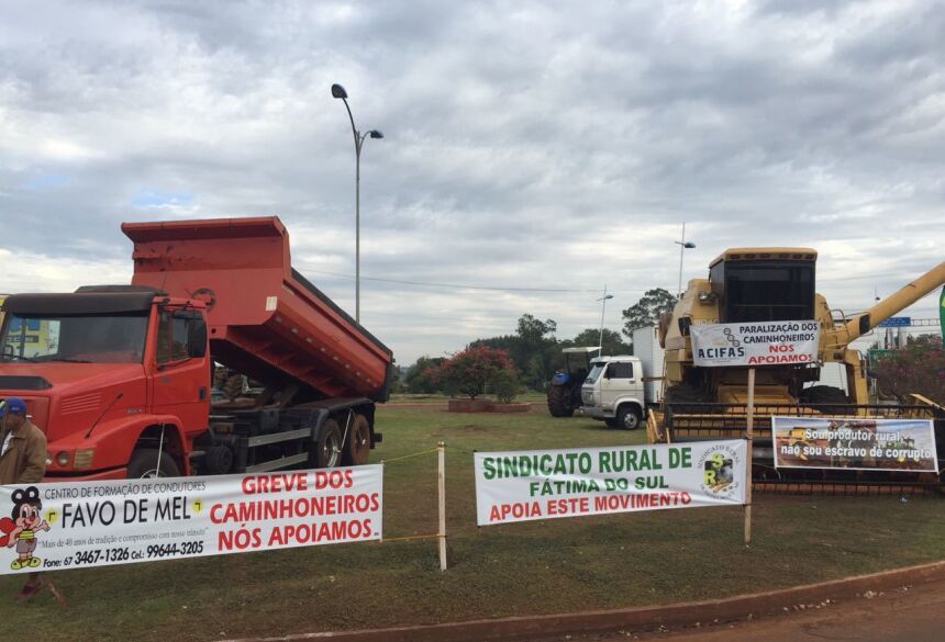 Bloqueios continuam e caminhoneiros convocam população para 'Parar Fátima do Sul'