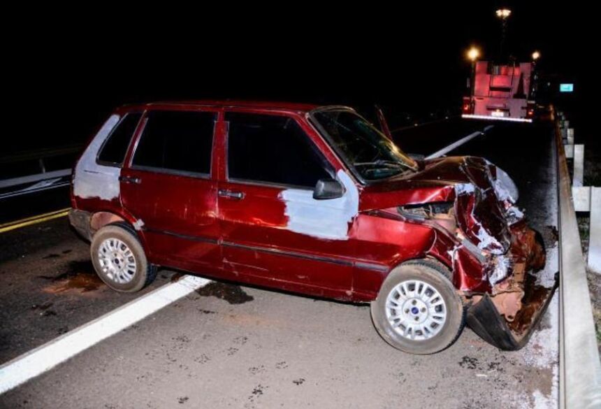 Condutor do Fiat Uno de cor vermelha estaria embriagado quando colidiu na traseira de outro Fiat Uno na cor branca - Foto: Sergio Melucci/98 FM