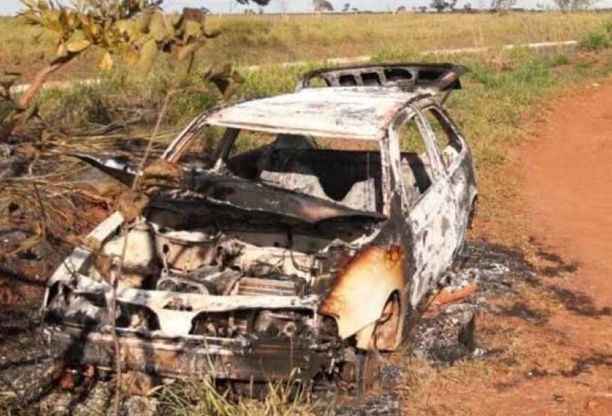 Um veículo VW Gol branco da cidade de Paranaíba, foi encontrado após ser incendiado