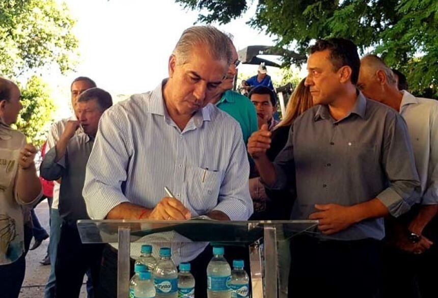 Governador e prefeito de Glória de Dourados na assinatura de convênios (Fotos: Rogério Sanches – Fátima News)