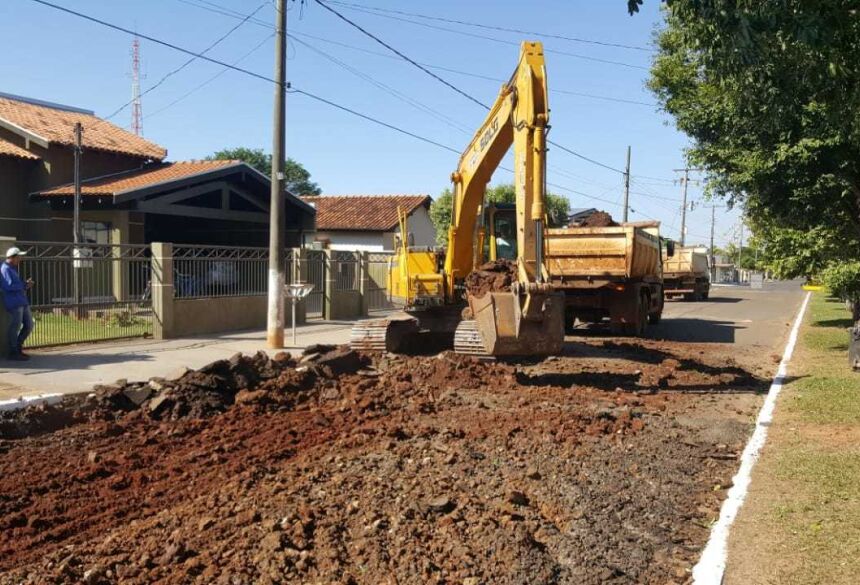 Em parceria com o governo do Estado, serviço de recuperação do asfalto é iniciado em Jateí