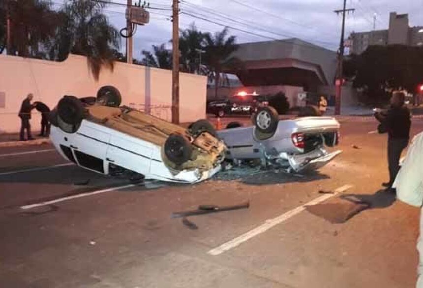 Carros com as quatro rodas para cima após colisão em Campo Grande, MS (Foto: José Aparecido/ TV Morena)