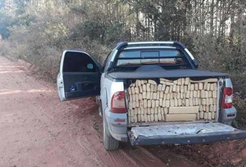 Carro encontrado abandonado com droga na região Copo Sujo - Crédito: Divulgação