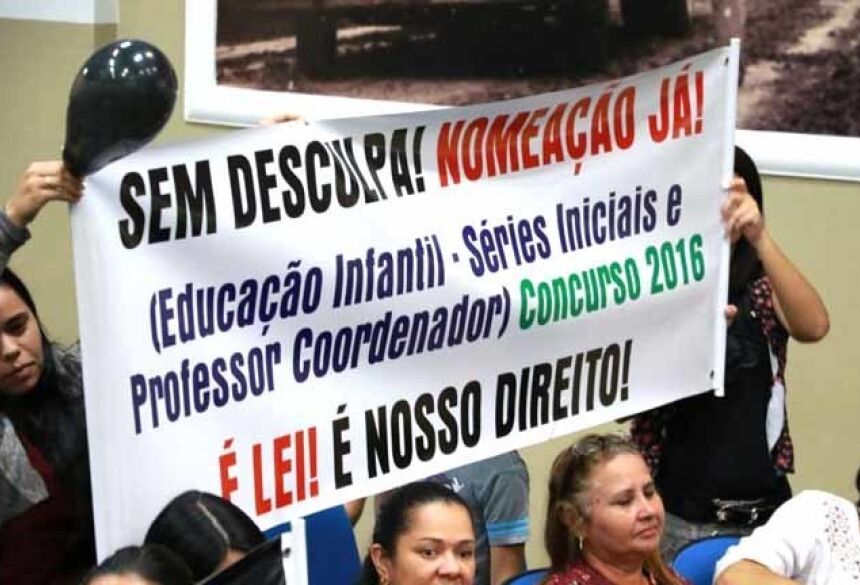 Educadores protestam na Câmara; eles cobram prorrogação de concurso público (Foto: Divulgação)