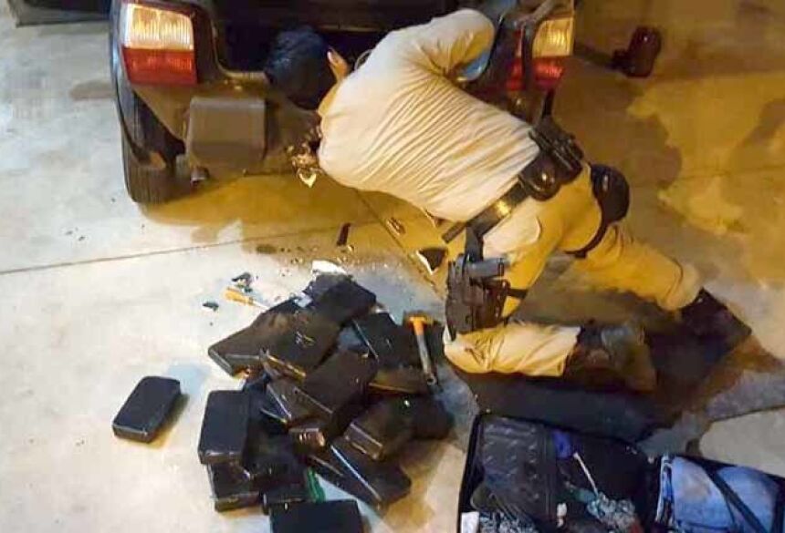 Policiais localizaram os 27 tabletes de pasta base cocaína ocultos em um fundo falso sob o porta-malas - Foto: Divulgação/PRF