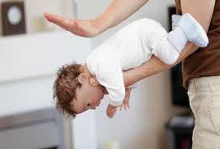 Maneira correta de agir quando o bebê engasga (imagens google)