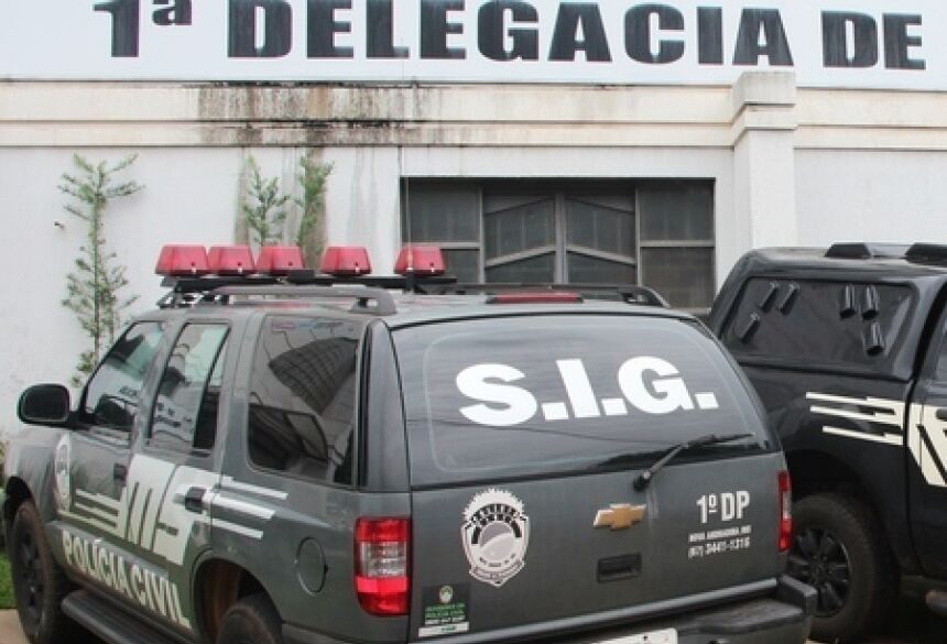 Investigadores da SIG da 1ª DP investigam o caso - Foto: Luciene Carvalho/Nova News