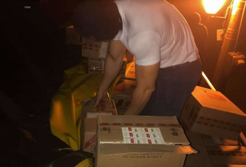 Carreta transportava 900 caixas de cigarro paraguaio - Crédito: Divulgação/PM