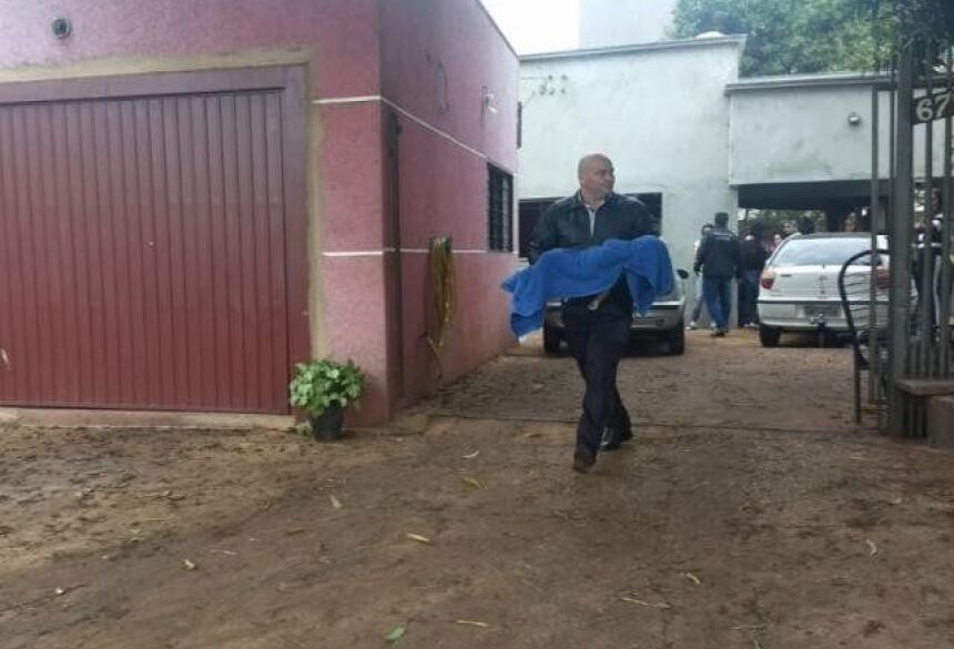 Funcionário de funerária deixa casa carregando corpo de bebê (Foto: 94 FM)
