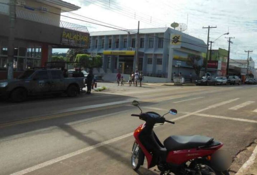 Mulher quase foi atropelada na principal avenida de Camapuã, região norte de MS - Crédito: (Etevaldo Vieira/ Camapuã News)