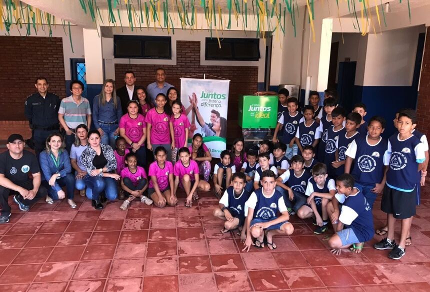 Sicredi entrega doação de um bebedouro ao projeto 'Bom de Bola Bom na Escola' de Fátima do Sul
