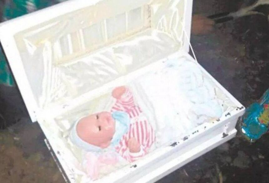 Boneca no lugar de bebê em caixão desenterrado Foto: Reprodução