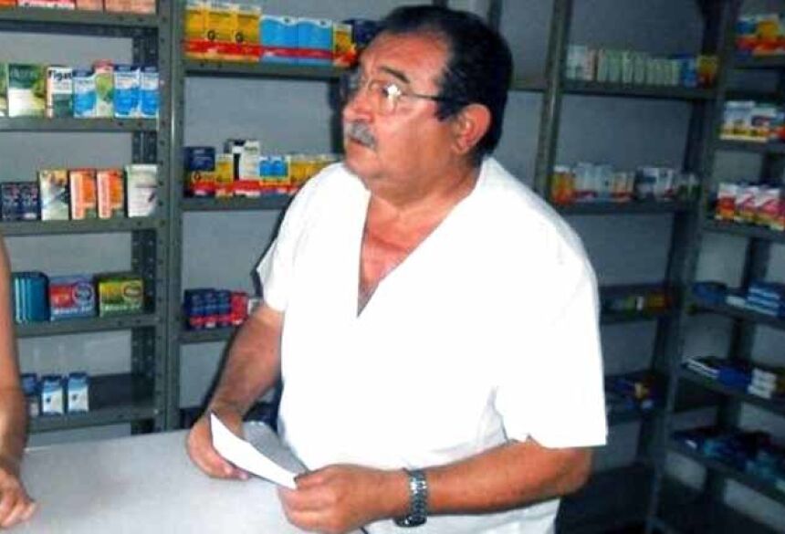 Senhor Emilio ajudando no atendimento aos cliente na farmácia da qual foi proprietário por mais de 20 anos - Crédito: Maryuska Pavão