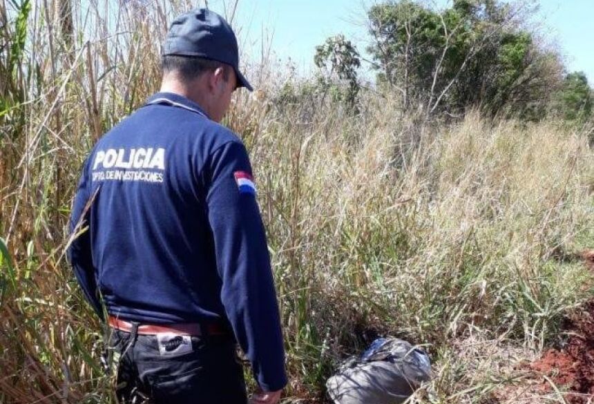 Policial paraguaio ao lado do corpo da vítima. - Crédito: (Porã News)