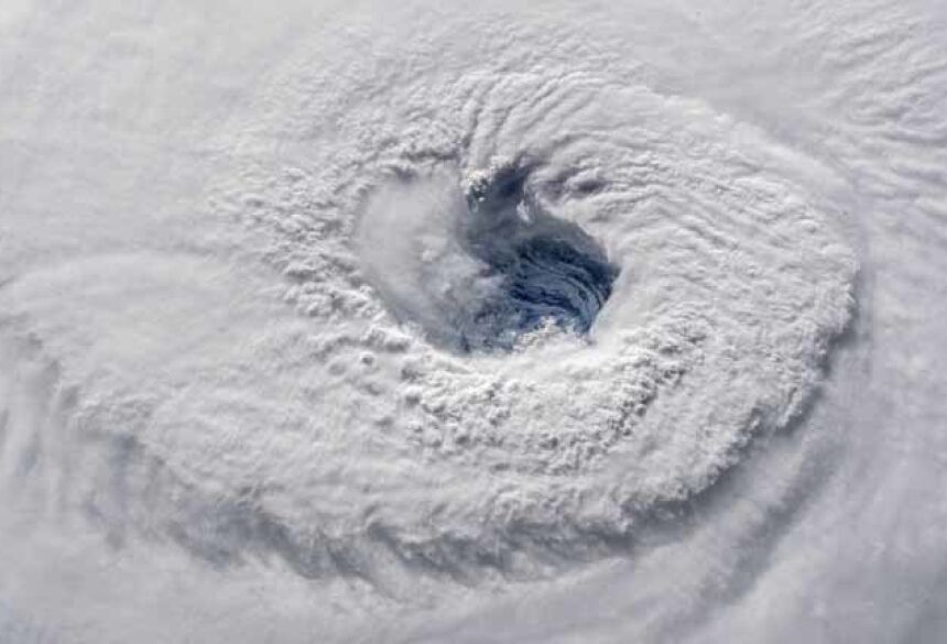 Imagem feita da Estação Espacial Internacional nesta quarta-feira (12) mostra o furacão Florence sobre o Oceano Atlântico — Foto: HO / NASA / AFP