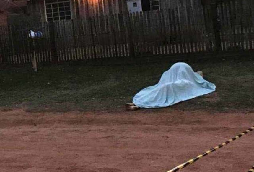 Corpo da mulher na rua após o crime. - Crédito: (BV News)