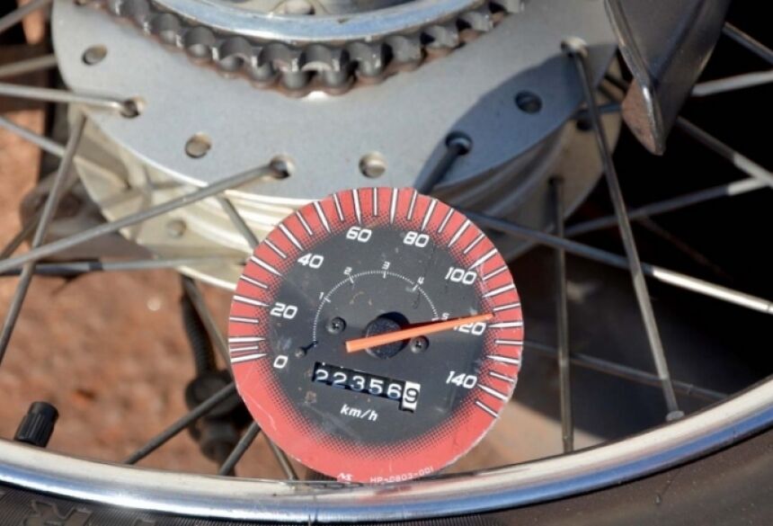 Velocímetro da moto com placas de Três Lagoas travou marcando 120 km/h após o acidente (Foto: Ribero Júnior / MS 24h)