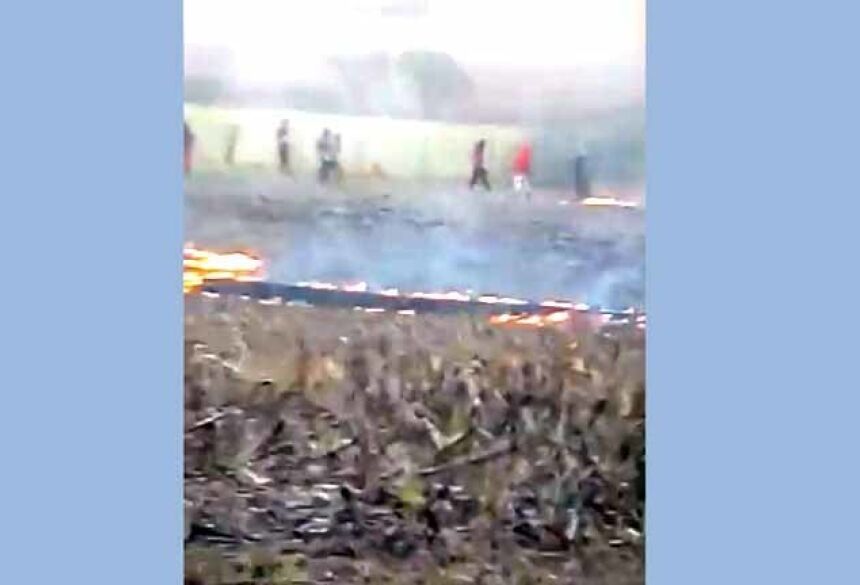 Os agricultores falaram que os índios estão armados com foices, machados, pedaços de madeira e fogos de artifícios (Foto: reprodução/vídeo)