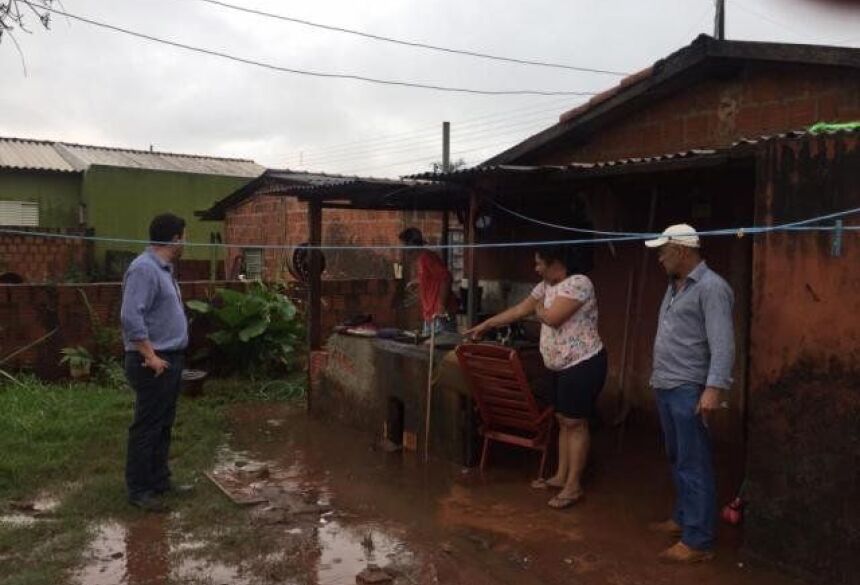 André Nezzi (à esquerda) conversa com família que teve a casa alagada em Caarapó (Foto: Divulgação)
