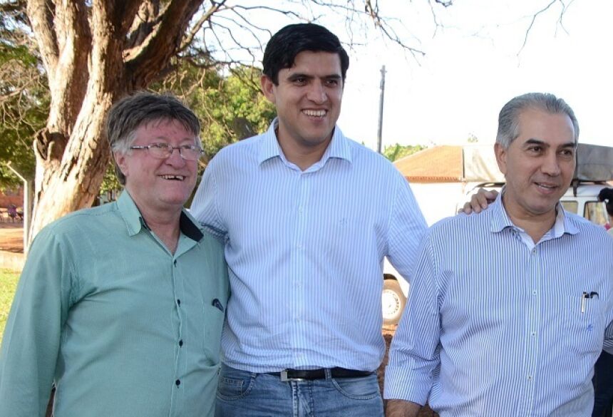 Foto: Fátima News / Arquivo - Burro Branco (à esquerda) com Júnior Vasconcelos (ao centro) durante visita do governador no distrito de Culturama