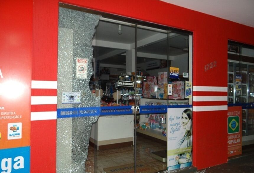Uma folha de Vidro Temperado da porta foi completamente danificada. Foto: Maikon Junior