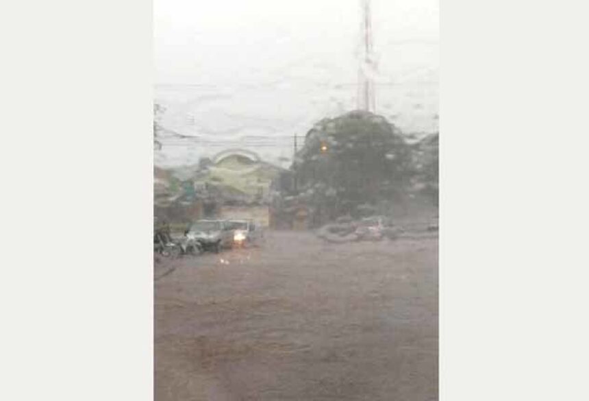 Trecho da Avenida Hayel Bon Faker ficou alagado com a chuva desta tarde em Dourados (Foto: 94FM)
