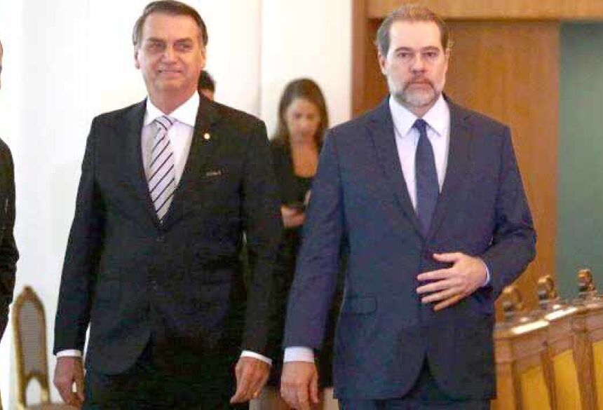 Jair Bolsonaro e o ministro do STF Dias Toffoli: aumento na berlinda Foto: Jorge William