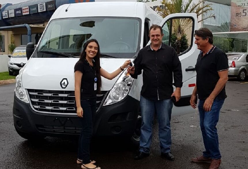 APAE recebe doação de veículo 0Km Renault tipo microônibus em Fátima do Sul