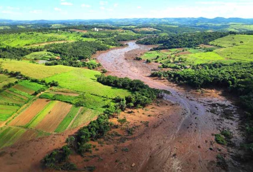 Foto aérea da devastação provocada pela lama em Brumadinho — Foto: Cavex/Divulgação
