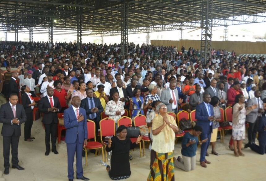 Culto em igreja evangélica de Angola