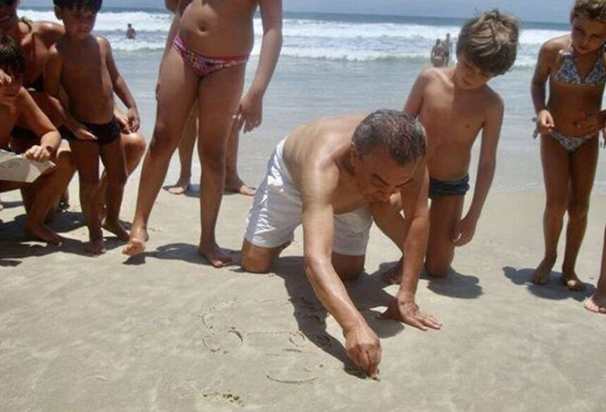 Maurício na areia - Foto: reprodução / Instagram