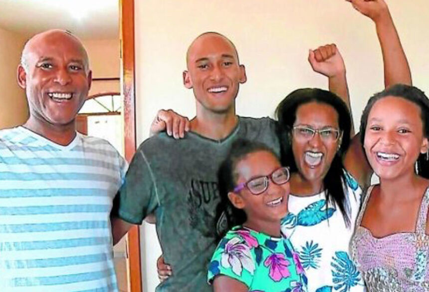 Leonardo Adriano (centro) com a família - Foto: reprodução / TV Gazeta Sul