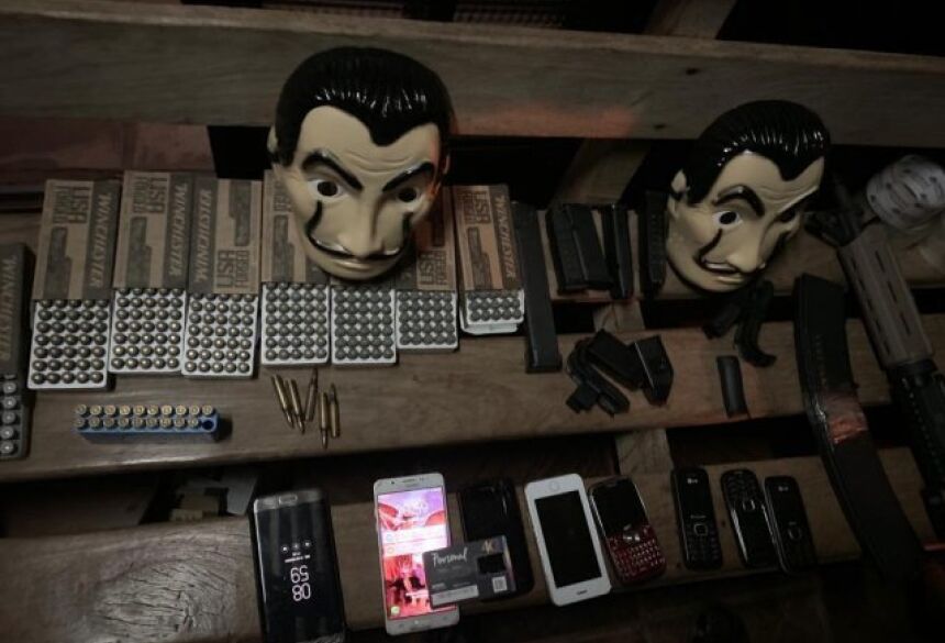Policiais encontraram pistolas, fuzil e até máscaras de personagens da série “La Casa de Papel”. - Crédito: (Cândido Figueiredo/ReproduçãoABCCollor)