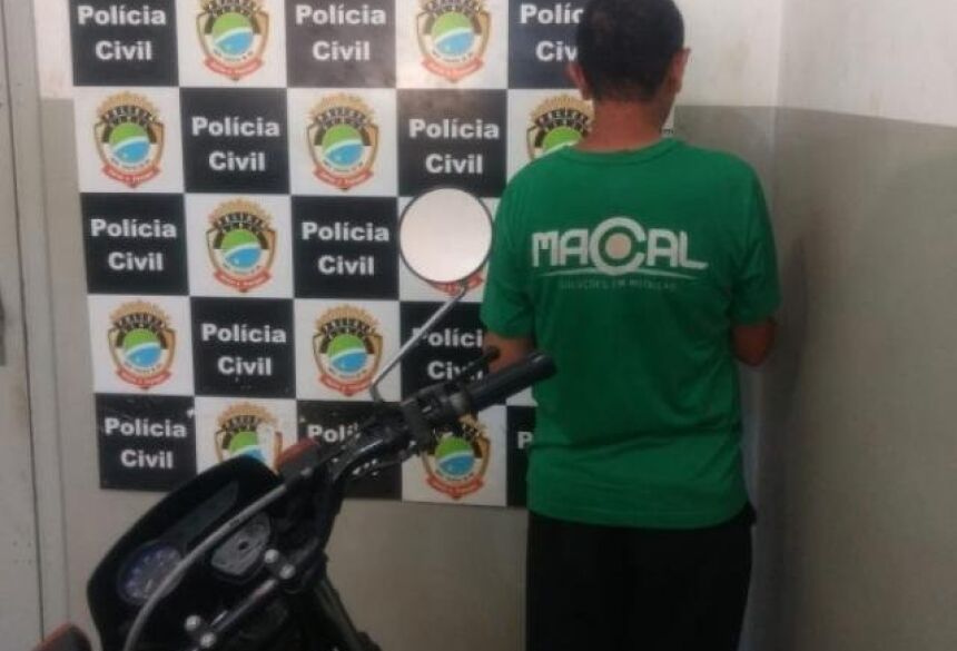 Suspeito logo após ser autuado na delegacia de Polícia Civil. (Foto: Divulgação/Guarda Municipal)