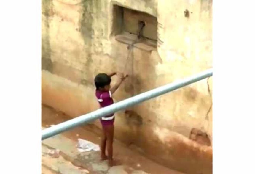 Menina acorrentada em casa para a mãe poder ir trabalhar 'tranquila' Foto: Reprodução