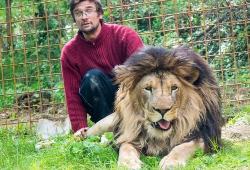 Prasek comprou o leão em 2016 e construiu uma jaula para ele no quintal de casa