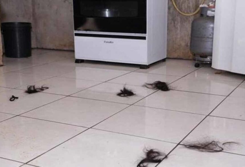 Cabelos de vítima espalhados na cozinha após sessão de tortura. / Foto: Kisie Ainoã