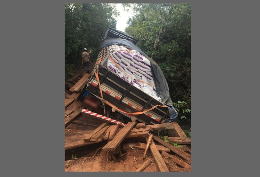 Ponte fica danificada após quebrar com peso de caminhão, em Camapuã (MS). — Foto: Marcelino Nunes de Assis