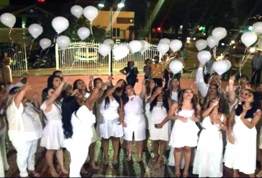 Amigos soltaram balões brancos em homenagem à Aylanna. (Foto: Reprodução/Vídeo)