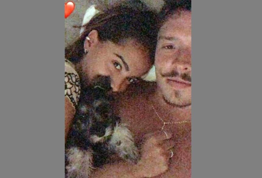 Anitta posa na cama com o novo namorado, Ronan Carvalho Foto: Reprodução/Instagram