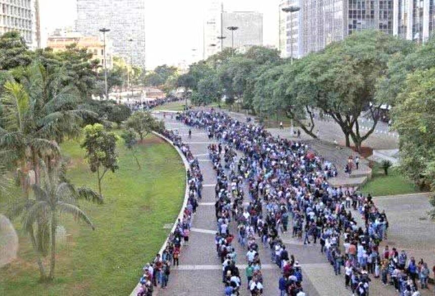 Fila quilométrica: milhares de desempregados tentaram se candidatar a uma vaga no mutirão do emprego realizado esta semana em São Paulo Foto: Edilson Dantas