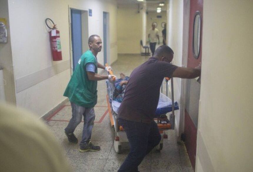 Funcionários socorrem pacientes que foram transferidos do Hospital Albert Schweitzer, na noite de domingo Foto: Bruno Kaiuca / Agência O Globo