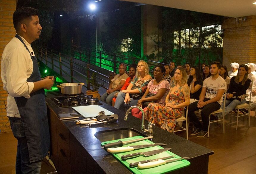 Futuros gastrônomos durante aula show sobre culinária regional ministrada na UNIGRAN