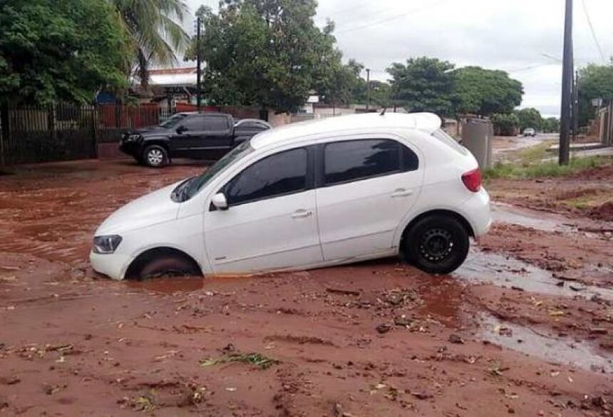 Com chuva, ruas viram rios e buracos engolem carros, problemas para todo lado em Deodápolis