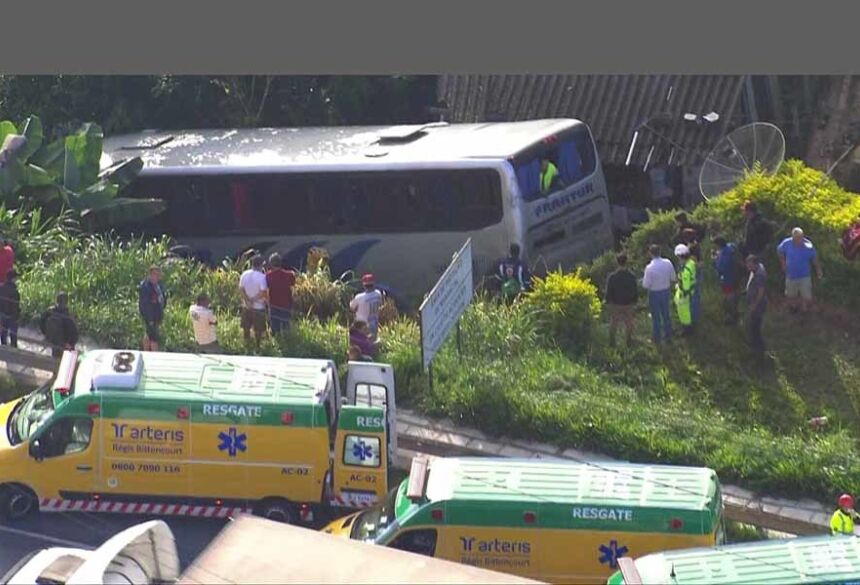 Ônibus cai em ribanceira na Rodovia Régis Bittencourt — Foto: Reprodução/ TV Globo