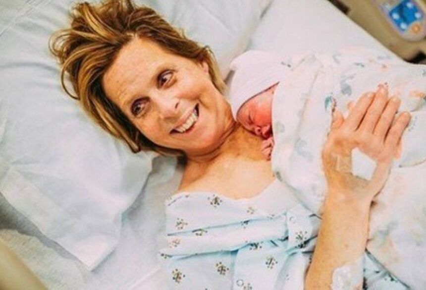 Cecile Eledge, americana de 61 anos, deu a luz a própria neta, Uma Louise, na semana passada Foto: Ariel Panowicz / Reprodução